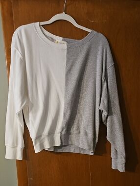 Ocean Drive White and Gray Colorblock Crewneck